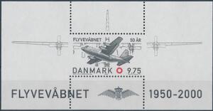 2000. Flyvevåbenet. 9,75 Kr. Miniark med variant LODRET UTAKKET. Postfrisk. Sjælden variant.
