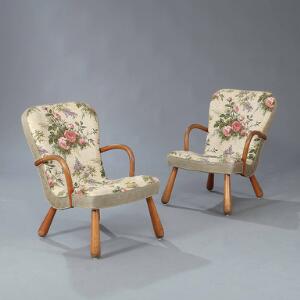 Ubekendt møbeldesign Et par lænestole med svungne armlæn samt kølleben af bøg. Betrukket med mønstret og blomstret stof. 2