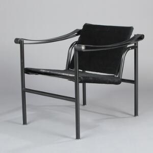 Le Corbusier LC-1. Armstol med stel af sortlakeret stålrør, sæde og ryg betrukket med sort ponyskind. Udført hos Cassina.
