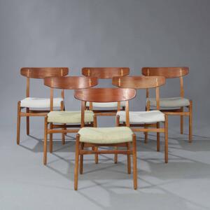 Hans J. Wegner CH 23. Et sæt på seks spisestole med stel af eg. Sæder betrukket med uld. Udført hos Carl Hansen  Søn, Odense. 6