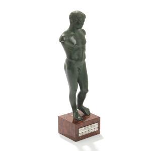 Atlet. Figur af grønpatineret bronze, på base af rødbroget marmor med plakette. I tilhørende etui. H. inkl. sokkel 35.
