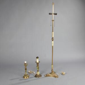 Standerlampe samt to bordlamper af bronze, messing og alabast. 20. årh. H. 39-171. 3