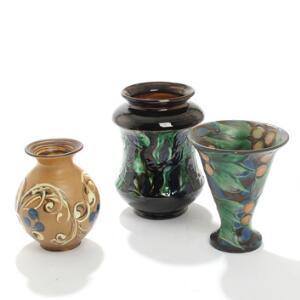 Kähler Tre større og mindre vaser af lertøj, dekoreret i farver med bladværk, blomster og ornamentik. Sign. HAK Danmark. H. 15-20. 3