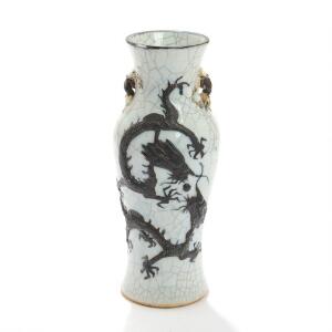 Kinesisk vase af porcelæn dekoreret med krakeléglasur og drage jagende den brændende perle i relief. Stemplet. 20. årh. H. 29,5.