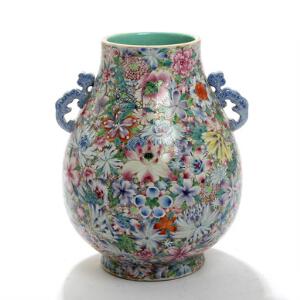 Kinesisk mille fleur vase af porcelæn, dekoreret i farver og guld med blomster. Qianlong mærke. 19. årh. H. 32,5.