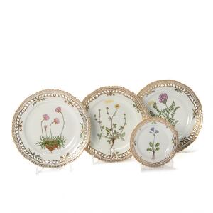 Flora Danica tre frokosttallerkener samt en sidetallerken af porcelæn, dekorerede i farver og guld med blomster. 3554, 3552. Royal Copenhagen.  4