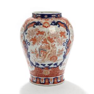 Orientalsk vase af porcelæn, dekoreret i jernrødt og blå med landskab, fugle og ornamentik. Mærket. 19. årh. H. 33.