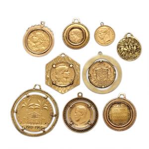 Samling bestående af ni mønter og medaljer overvejende af 21,6 kt. guld fattet i 14 og 18 kt. guld. Vægt i alt ca. 94 gr. 9