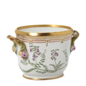 Flora Danica vinkøler af porcelæn, dekoreret i guld og farver med blomster. 3569. Royal Copenhagen. H. 16,5 cm. L. 27 cm.