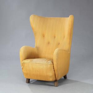 Mogens Lassen tilskrevet Højrygget øreklapstol med ben af bejdset bøg. Sæde, sider samt dybthæftet ryg betrukket med gul uld.
