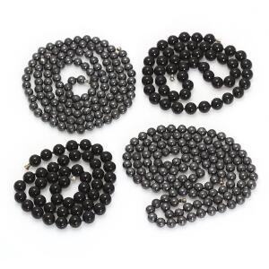 To onyxhalskæder samt to hermatithalskæder alle med dubsko prydet med perler af cabochonslebne onyx og hermatitter. L. ca. 42, 44, 80 og 82 cm. 4