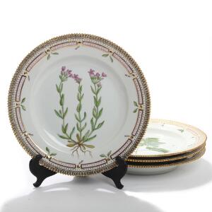 Flora Danica. Et sæt på fire middagstallerkener af porcelæn, Kgl. P., dekorerede i farver og guld med blomster. Nr. 3549. Diam. 25,5. 4