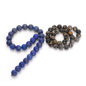 Lapis lazulihalskæde og agathalskæde med dubsko prydet med perler af henholdsvis cabochonslebne lapis lazuli og agat. L. ca. 40 og 42 cm. Ekstra led medfølger.