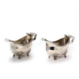 Et par saucebåde af sølv. Utydl. stemplet 20. årh. Vægt 550 gr. L. 17 cm. 2