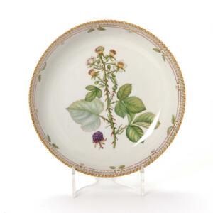 Flora Danica skål af porcelæn, dekoreret i farver og guld. 3504. Royal Copenhagen. Diam. 23 cm.