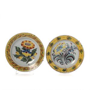Kellinghusen, to dybe tallerkener af fajance , dekorerede i farver med blomster og borter. 19. årh. Diam. 22 og 23 cm. 2