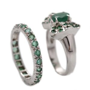 Smaragdsmykkesæt af sterling sølv og sølv bestående af halskæde, to ringe og et par ørestikker prydet med facetslebne smaragder. L. ca. 48 cm. Str. 56 og 60 5