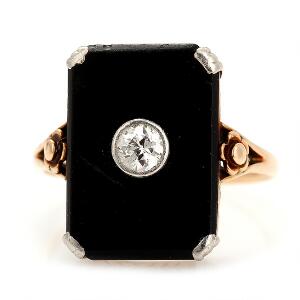 Diamantring prydet med brillantslebet diamant sat i onyx. Str. 56. Æske medfølger.