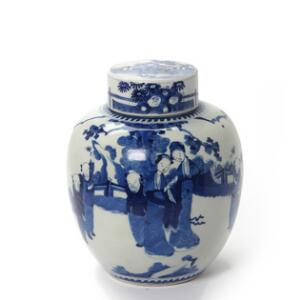 Kinesisk bojan af porcelæn, dekoreret i underglasur blå med  figurligt sceneri. 20. årh. H. 29 cm.
