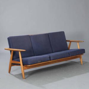 Hans J. Wegner GE 240. Tre-personers sofa med stel af eg. Løse hynder i sæde og ryg betrukket med blåt stof.