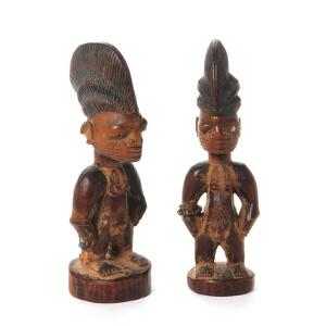 Et par Ibeji figurer to mænd. Træ med brun patina, skorper med camwood pulver, stamme ar. Yoroba. Nigeria. H. 29. 2