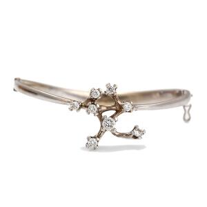 Ole Lynggaard Diamantarmring af 14 kt. hvidguld prydet med talrige brillantslebne diamanter på ialt ca. 1.15 ct. Diam. 6,0 cm. Æske medfølger