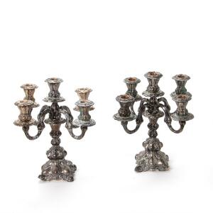 Et par barokform kandelabre af sølv, hver med fem lysarme. Udfyldte. H. 39,5 cm. Vægt af armene 1040 gr. 2