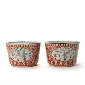 Et par kinesiske plante kummer af porcelæn, dekorerede i farver med kosterlige ting i kartouche. Daoquang eller Tongzhi, 19. årh. 2
