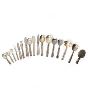 Lotus bestik af sølv. Danmark 20. årh. Vægt eksl. dele med stål 2580 gr. 93