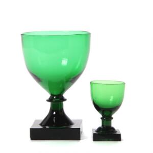 Gorm den Gamle glasbesætning bestående af 10 grønne vinglas og 6 grønne snapseglas. 16