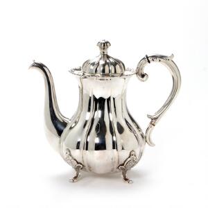 Kaffekande af sølv, ligeknækket barokform. Stemplet Hugu Grün og Københavns bymærke 1948. Vægt 702 gr. H. 22 cm.