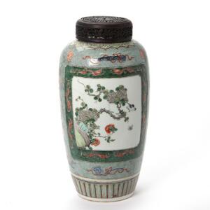 Famille verte vase af porcelæn, dekoreret i farver og guld med blomstrende prunus og frugtgren med sne i firsidet kartouche. 19. årh.  H. 38 cm.