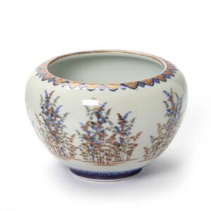 Japansk skål af porcelæn dekoreret i farver, udvendig med ahorn træer, indvendig med karpe. Taisho. Diam. 24 cm. H. 17,5 cm.