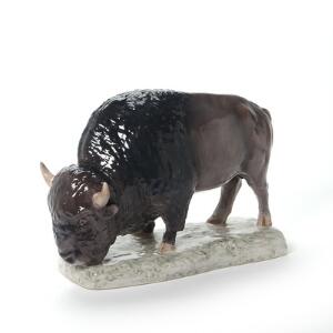 Bisonokse af porcelæn, dekoreret i underglasurfarver. Limited edition, nr. 4 af 750. Sign. K.N. Nr. 7054. Bing  Brøndahl. H. 33 cm.