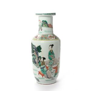 Kinesisk famille verte rouleau vase af porcelæn dekoreret i farver med kvinder og børn i have. 20. årh. H. 48 cm.