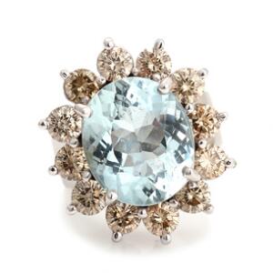 Akvamarin- og diamantring af 14 kt. hvidguld prydet med facetslebet akvamarin omkranset af talrige brillantslebne diamanter. Str. 50.