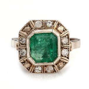Smaragd- og diamantring af 18 kt. hvidguld prydet smaragdslebet smaragd omkranset af enkeltslebne diamanter. Str. 61.