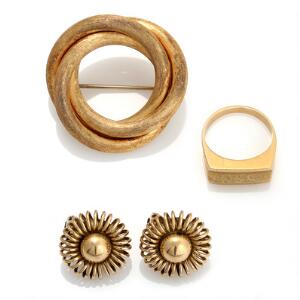 Ring og broche af delvist satineret 18 kt. guld samt et par øreclips af 14 kt. guld. Str. 51. Vægt ring  broche. 22,5 g. øreclips. 10 g. 4