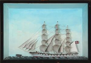 Diorama med norsk tremastet sejlskib i sortmalet træramme. 20. årh. 41 x 59 cm.
