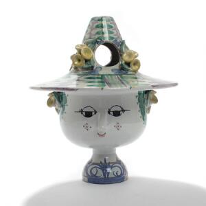 Bjørn Wiinblad Bouquetiere af lertøj modelleret i form af kvindeansigt med aftagelig hat, dekoreret med polykrom glasur. Sign. H. 25.