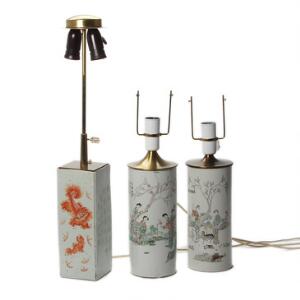 Tre lamper af porcelæn henholdsvis runde og firkantet, dekorerede i farver med kvinder i farver samt Fo hunde og skrifttegn. Kina 19.-20. årh. H. 28 cm. 3