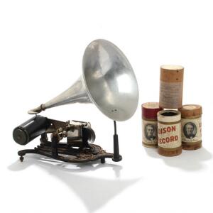 Edison Phonograph - Lyra fonograpen af sortlakeret metal i kasse af træ samt en lakvalse. 20. årh.s begyndelse. L. 29. 2