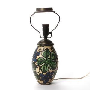 Kähler Vase af lertøj monteret som bordlampe. H. inkl. skærmholder 43.