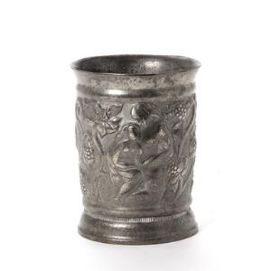 Just Andersen Skønvirke vase af tin, ciseleret med scenerier i relief. Stemplet monogram Just A. Dessin 190. Fodrand med inskription, delvis tydelig. H. 12.