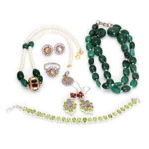 Smykkesamling bestående af to smaragdhalskæder, begge prydet med cabochon smaragder. Ring, ørestikker og armbånd medfølger. 9