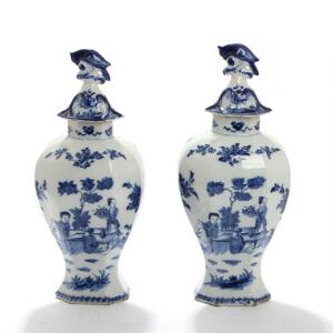 Et par Delft vaser af fajance, dekoreret med kineserier, blomster og bladværk i blå, lågknop med fugl. 18. årh. H. 40. 2