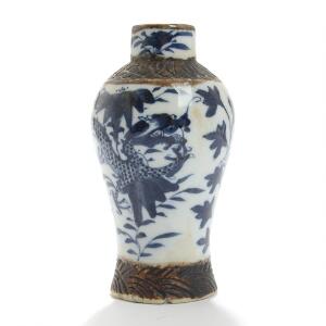 Kinesisk vase af porcelæn, dekoreret med drage og blade i blåt. Quing dynasti. 19. årh. H. 14.