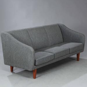 Erik Wørts Fritstående tre-personers sofa med tilspidsende ben af teak. Sider, ryg samt løse sædehynder betrukket med grå uld.