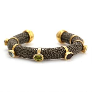 Armring af rokkeskind prydet med facetslebet ametyst, granat, citrin, peridot, og topas samt ferskvands kulturperler indfattet i forgyldt sølv. Diam. ca. 6 cm.
