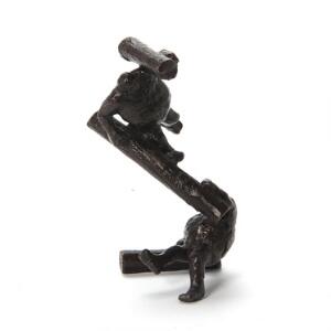 Keld Moseholm To arbejdende mænd. Sign. KM. Figur af patineret bronze. H. 14.